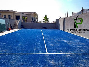 Cancha azul de pádel, con pasto sintétic